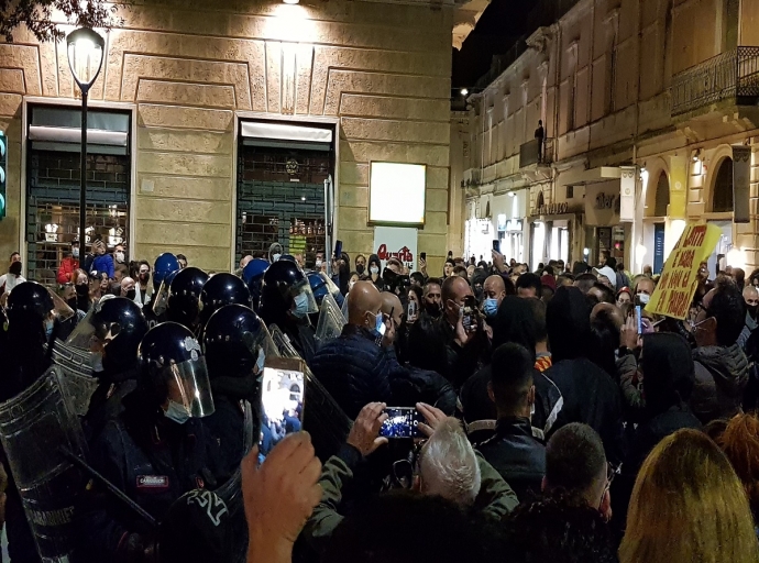 Anche a Lecce! In corteo oltre 300 cittadini contro le nuove restrizioni – Massimiliano Lorenzo